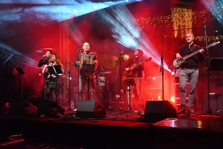 V novo leto stopili skupaj z ansamblom Galop (22)